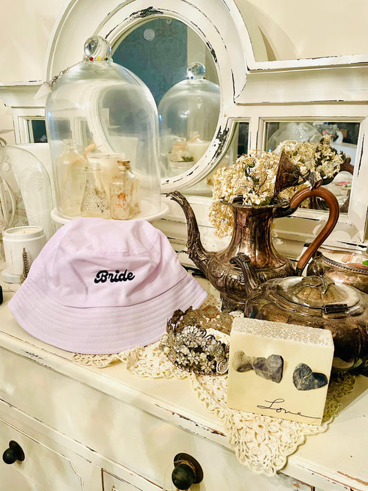 Town & Country - White Bride Bucket Hat