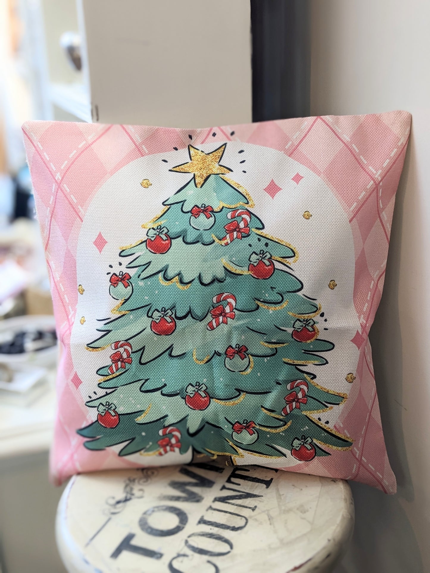 Town & Country - Christmas Tree Pillow With Pink Boarder